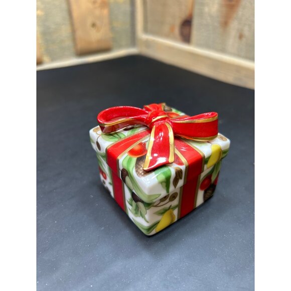 Tiffany & Co Holiday Trinket Box 2"x2" Ceramic With Red Bow & Fruit Design - Picture 2 of 11